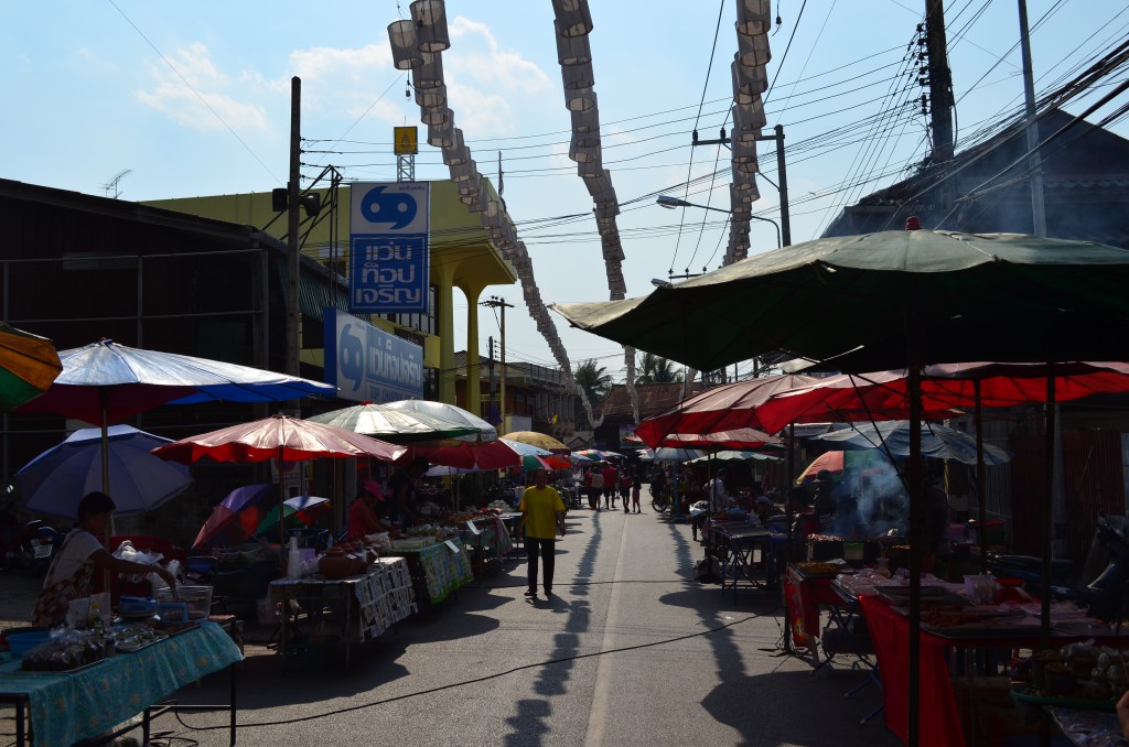 Einer der Märkte in Mae Sariang. Dieser hier müsste ein Sonntagsmarkt sein, der eher im Zentrum stattfindet. Die anderen sind am Rathaus.
