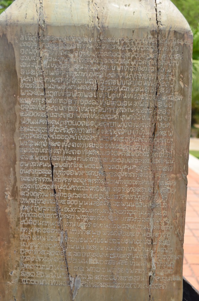Ein Steinblock mit alten, eingemeißelten Schriftzeichen. Anhand der Formen der heutigen Thaischrift, muss das eine enorme Arbeit gewesen sein.