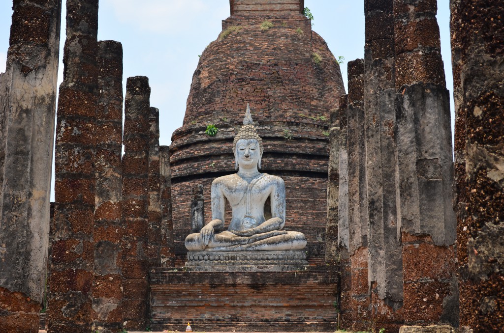 Unzählige Buddha-Statuen sitzen in den ehemaligen Wat (Tempeln) vor den Doi.