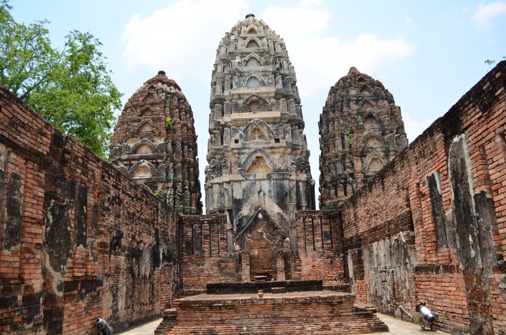 Der Vorhof vor den drei Türmen. Unter einem soll ein Vishnu, eine der wichtigsten göttlichen Darstellungen im Hinduismus gestanden haben, die heute im Museum liegt. Die Khmer, die den Wat Si Sawai erbauten waren nicht ausschließlich Buddhisten.