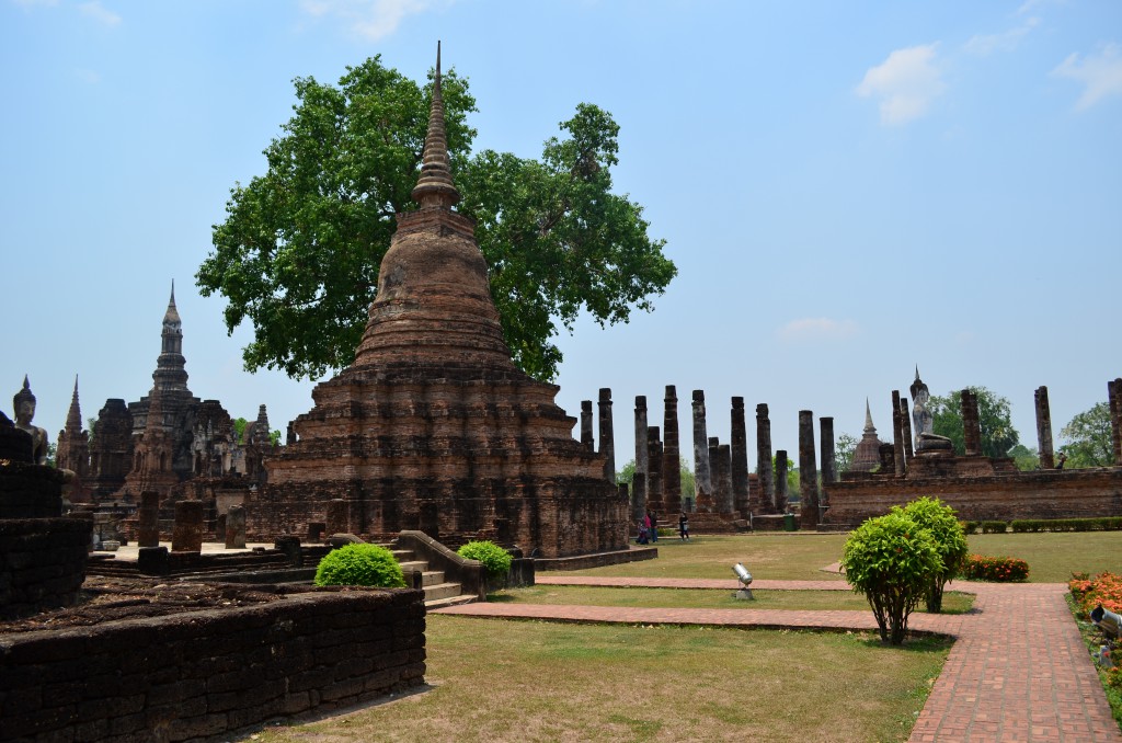 Das Königreich Sukhothai umfasste übrigens ein Areal, welches sich von der heutigen Grenze zu Burma, bis an die heutige Stadtgrenze von Bangkok erstreckte. 