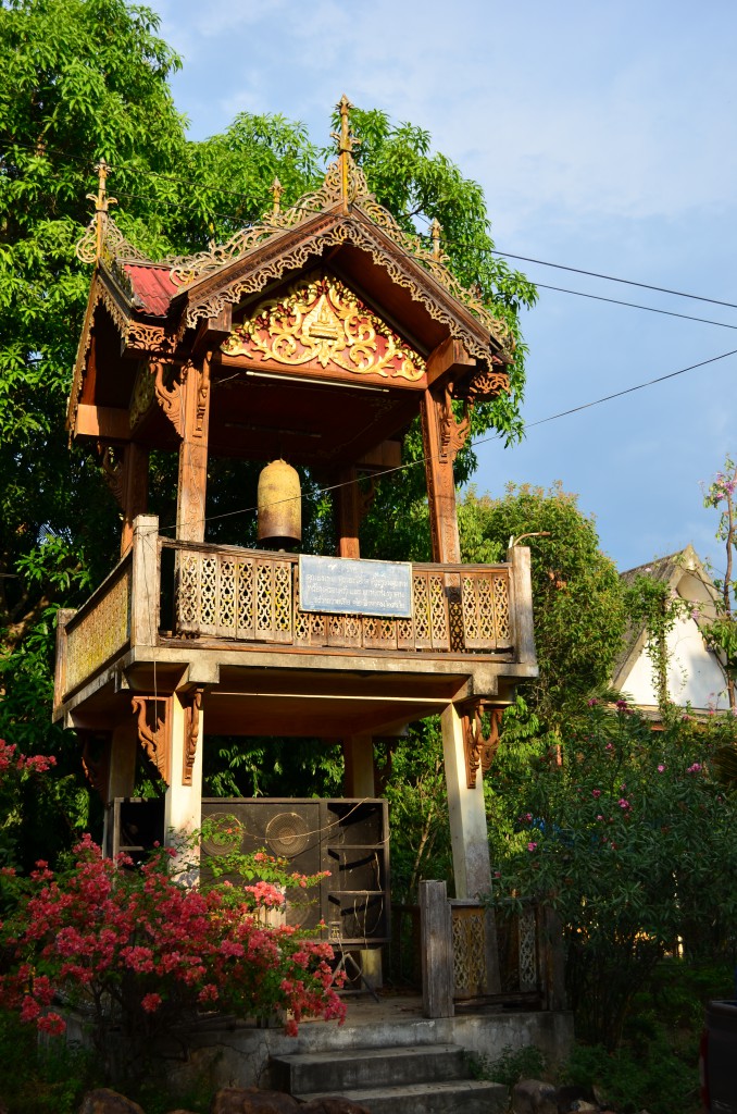 Eine Gebetsglocke am Tempel von Mae Sariang. 