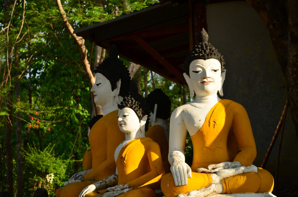 Der Tempel ist weitläufig, geschmückt mit Buddhas... 
