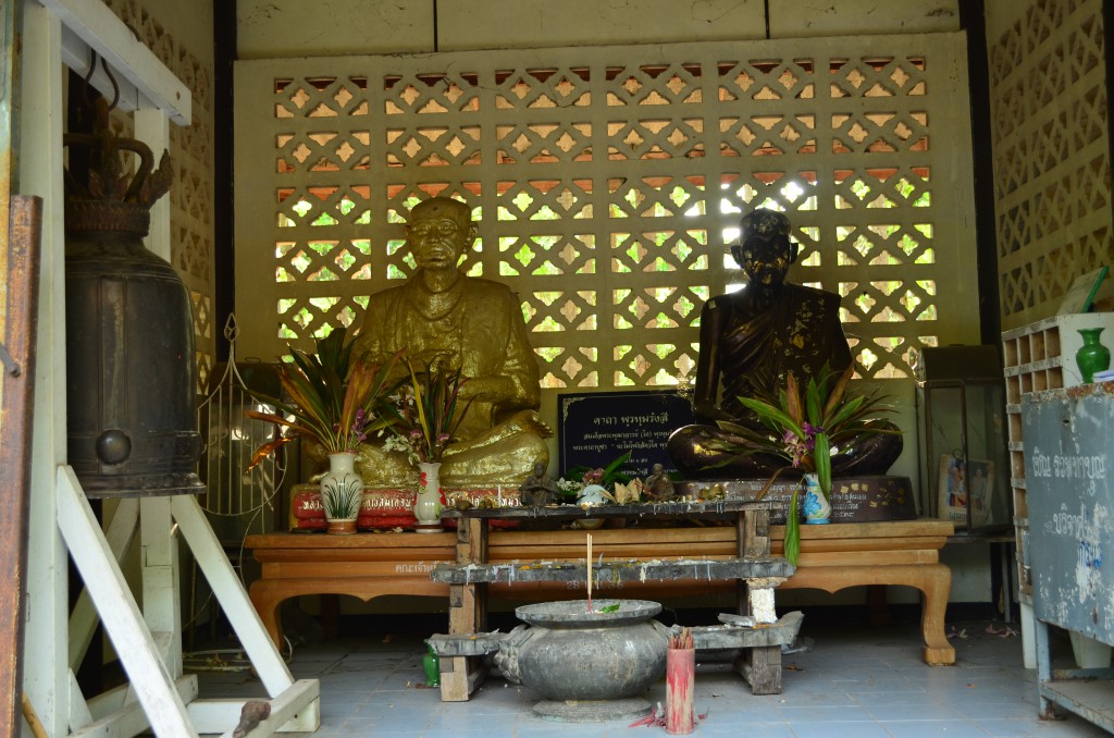 Verschiedene Buddhas haben verschiedene Bedeutungen. Diese älter wirkenden vermenschlichten Buddhas stehen auch in jedem Wat.
