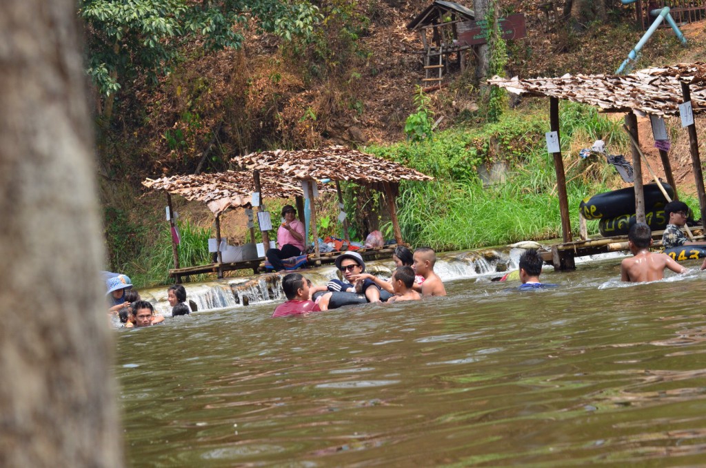 Thais spielen freudig im Wasser.