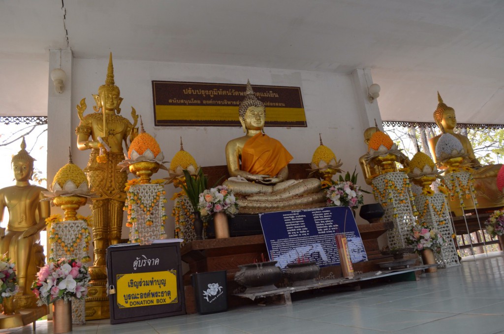 In jedem Kloster gibt es mehrere verschiedene Buddhastatuen. Ich denke das hat mit der Reinkarnation zu tun hat.