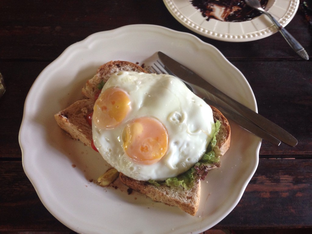 French Toast with Avocado and two fried Eggs für 2€. 