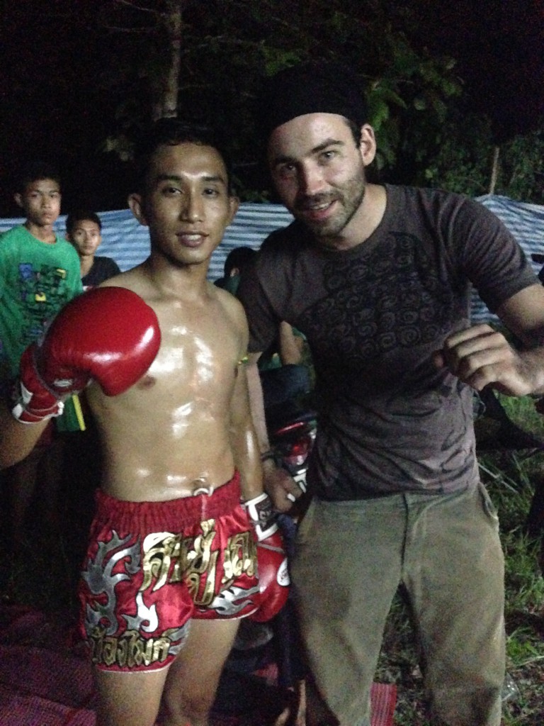 Mannop und ich. Ende des Monats hat er mich zu seinem nächsten Kampf im Stadium in Chiang Mai eingeladen, da er seinen Kampf in Mae Sariang leider verloren hat.