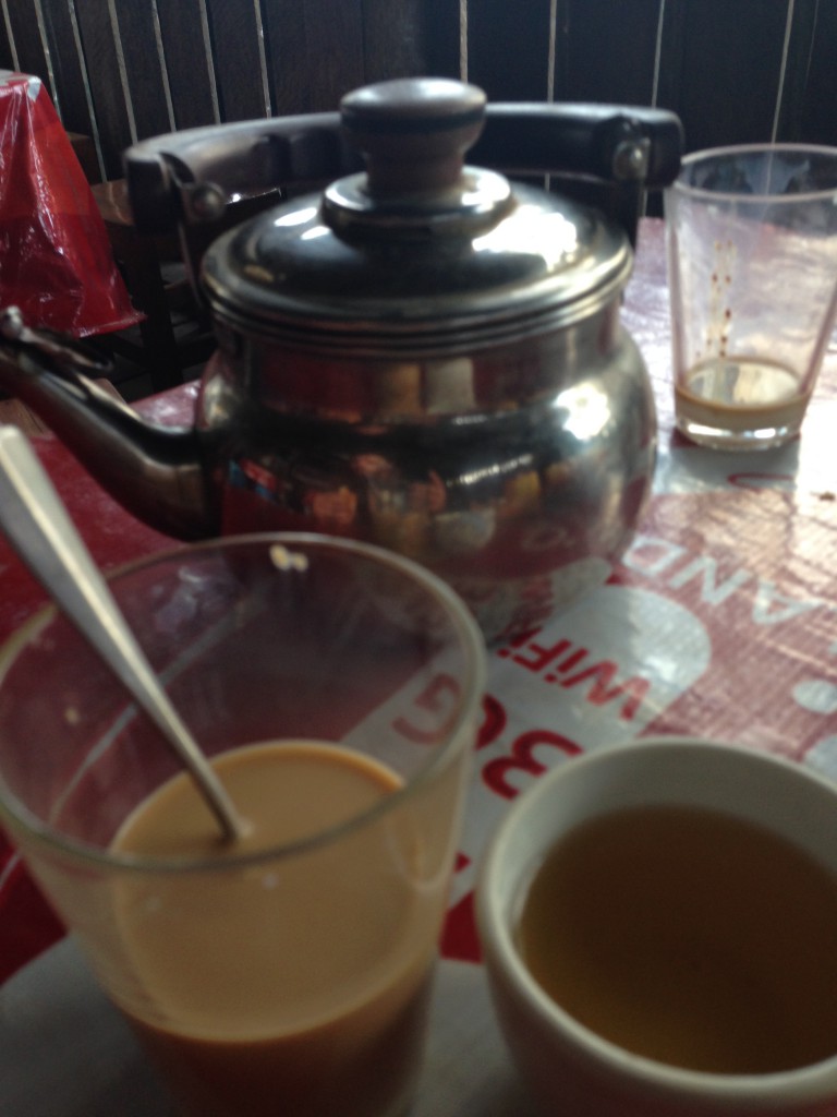Drüben gabs einen Kaffee und eine Kanne Tee. für umgerechnet 1,05€.