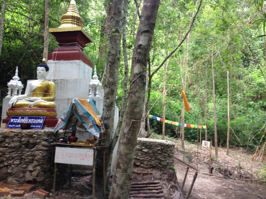 Hier scheinen die Menschen noch eher Buddhistisch zu sein als in den größeren umliegenden Dörfern.