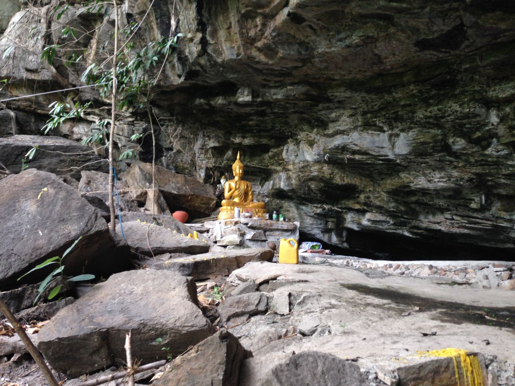 Unter dem Wasserfall wieder ein Buddah. Überall wo die Natur den Menschen etwas gibt, selbst wenn es nur Wasser ist, gibt es auch einen Altar.