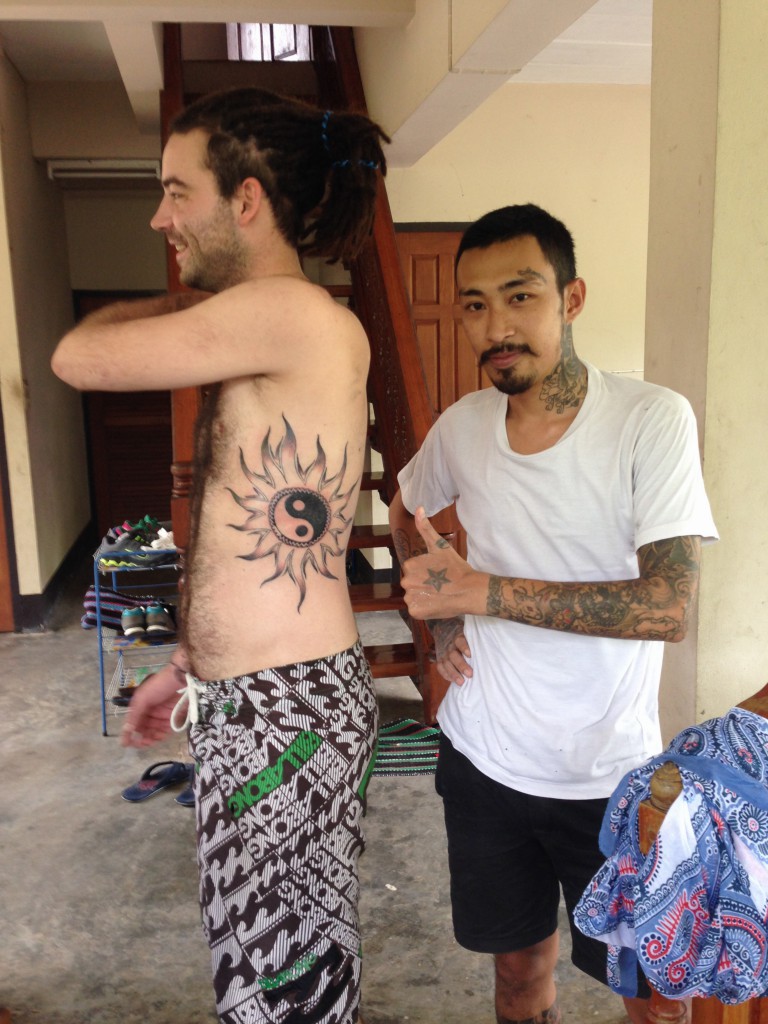 Pump wollte 2000 Thai-Baht für das Tattoo haben - bei der zeitigem Wechselkurs sind das 50€. Ich habe nochmal 25€ draufgelegt, das kommt mir beim nächsten Mal zu gute =)