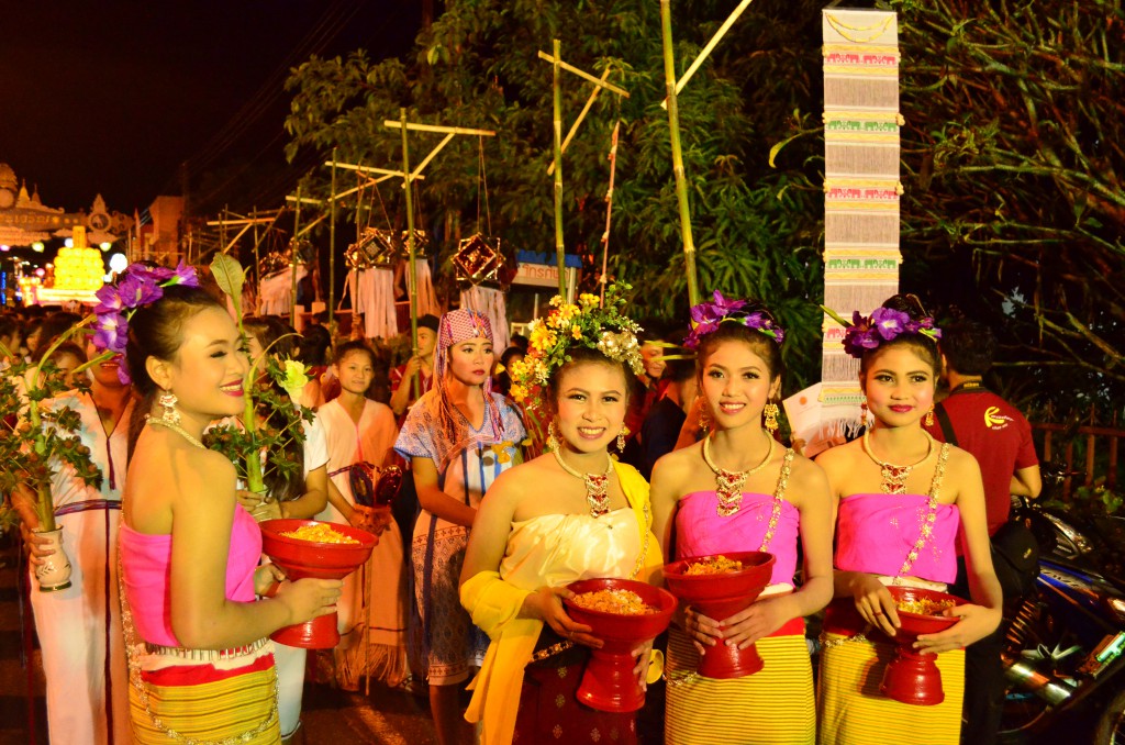 Wieviel Wert die Thais auf Schönheit legen, zeigt sich daran, wie sehr die schönen kleinen Mädels sich für diese Anlässe herausputzen müssen. Nur die Schönsten dürfen dann auch die traditionellen Thai-Tänze vorführen.