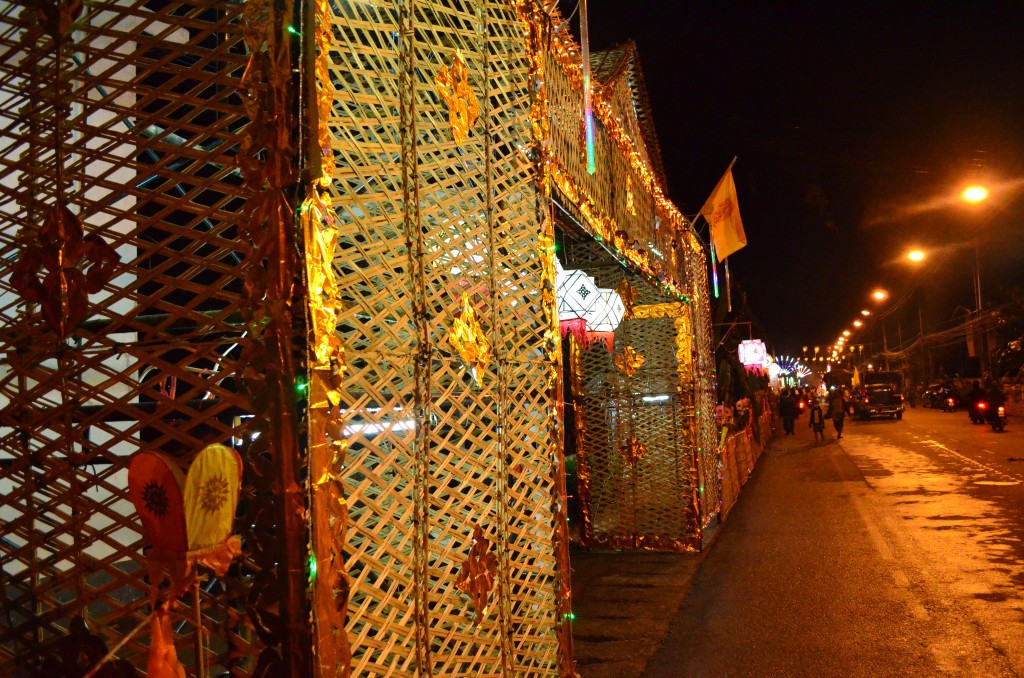 Fast alle Häuser der Stadt schmücken ihre Fassaden Prunkvoll mit Bambus und Kitsch für das Dokwah-Fest. Dies hier ist der Schmuck vom Knast^^