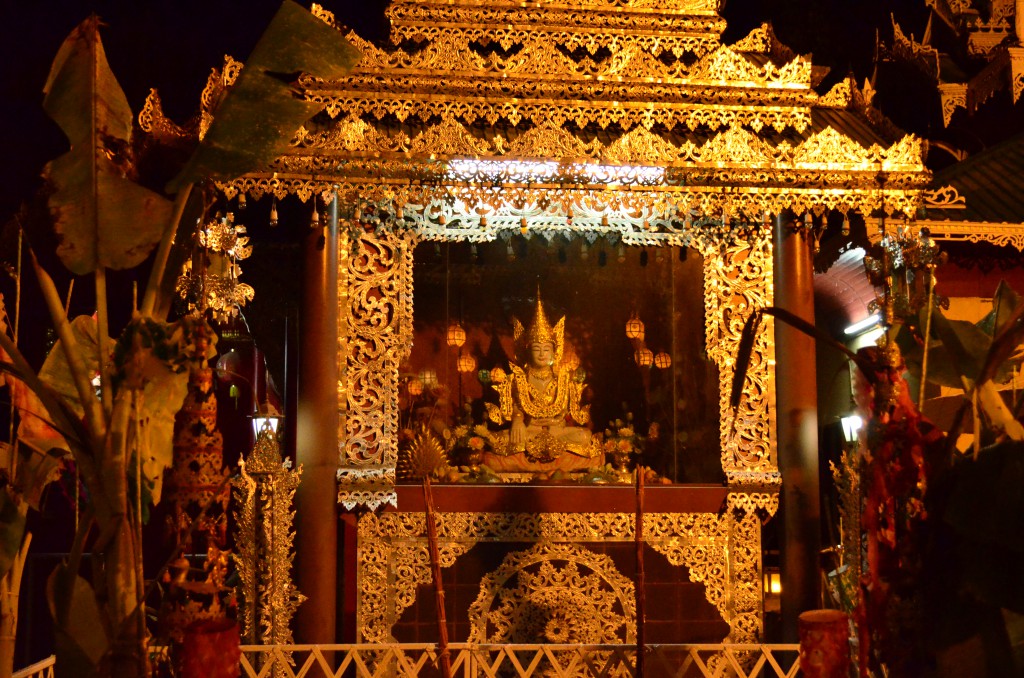 Auch die Tempel in Mae Sariang sind zum Fest sehr schön dekoriert und strahlen in tollen Farben.