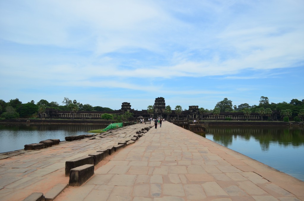 ... und dann kam der eigentliche Tempel, den man unter Angkor Wat versteht. Wie ich bereits erwähnt habe, übernehmen Länder die Patenschaften um Tempel wieder aufzubauen und zu restaurieren... Wen wundert es da, dass ausgerechnet mein Land die Patenschaft über den größten und schönsten Tempel hat. Warum sind wir immer überall bester und haben doch noch so viele Probleme?!