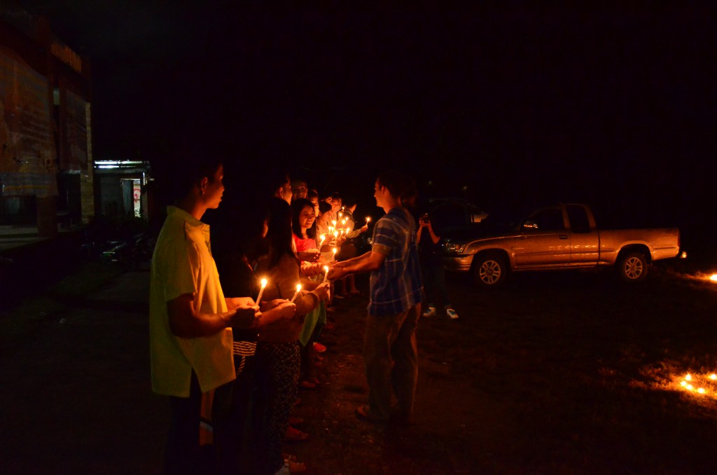 Die Stipendiaten hatten sich versammelt, mit Kerzen in den Händen um sich persönlich zu bedanken und auf Wiedersehen zu sagen.