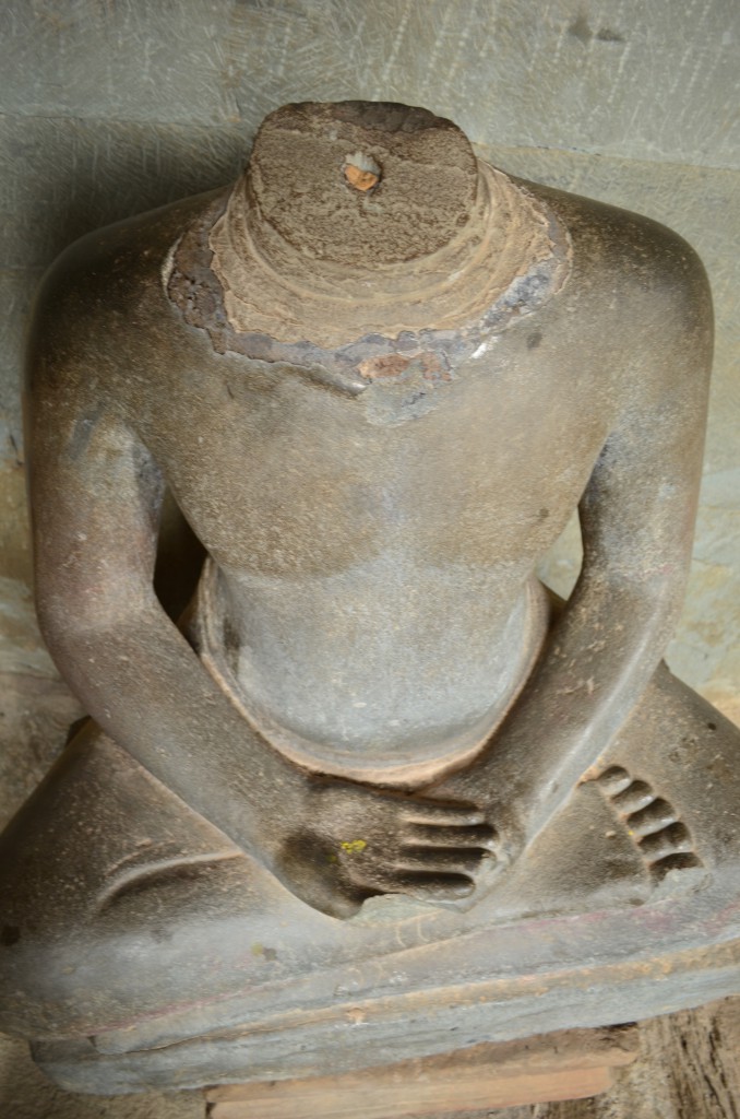 Ein typisches Bild: Eine Buddah-Statue ohne Kopf! Diese Köpfe wurden von den roten Khmern unter Paul Pot abgeschlagen, auf den ich im Kambotscha-Artikel nochmal zu sprechen komme!