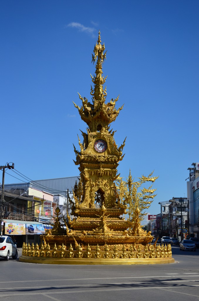 Die goldene Uhr in Chiang Mai spielt jeden Abend um 20:00 Uhr ein Glockenspiel.